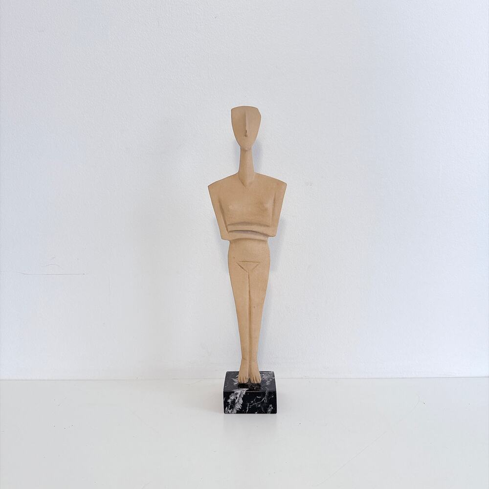 CYCLADIC IDOL SCULPTURE FOLDED ARMS MINIMALIST GEOMETRIC DESIGN MARBLE BASE